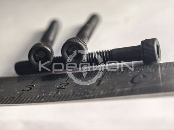 Винт с цилиндрической головкой и внутренним шестигранником дюймовый ASME B18.3 / ASTM A574 (форма DIN 912, не аналог) #8-32 UNC × 1 1/2" (38,1 мм) 12.9 чёрный оксид — фото