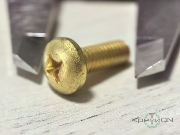 Винт с полукруглой (цилиндрической скруглённой) головкой и крестовым шлицем DIN 7985 H М6х16 латунь — фото